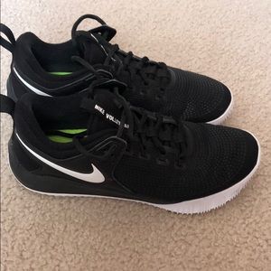 Nike Women's Black and White Athletic Shoes